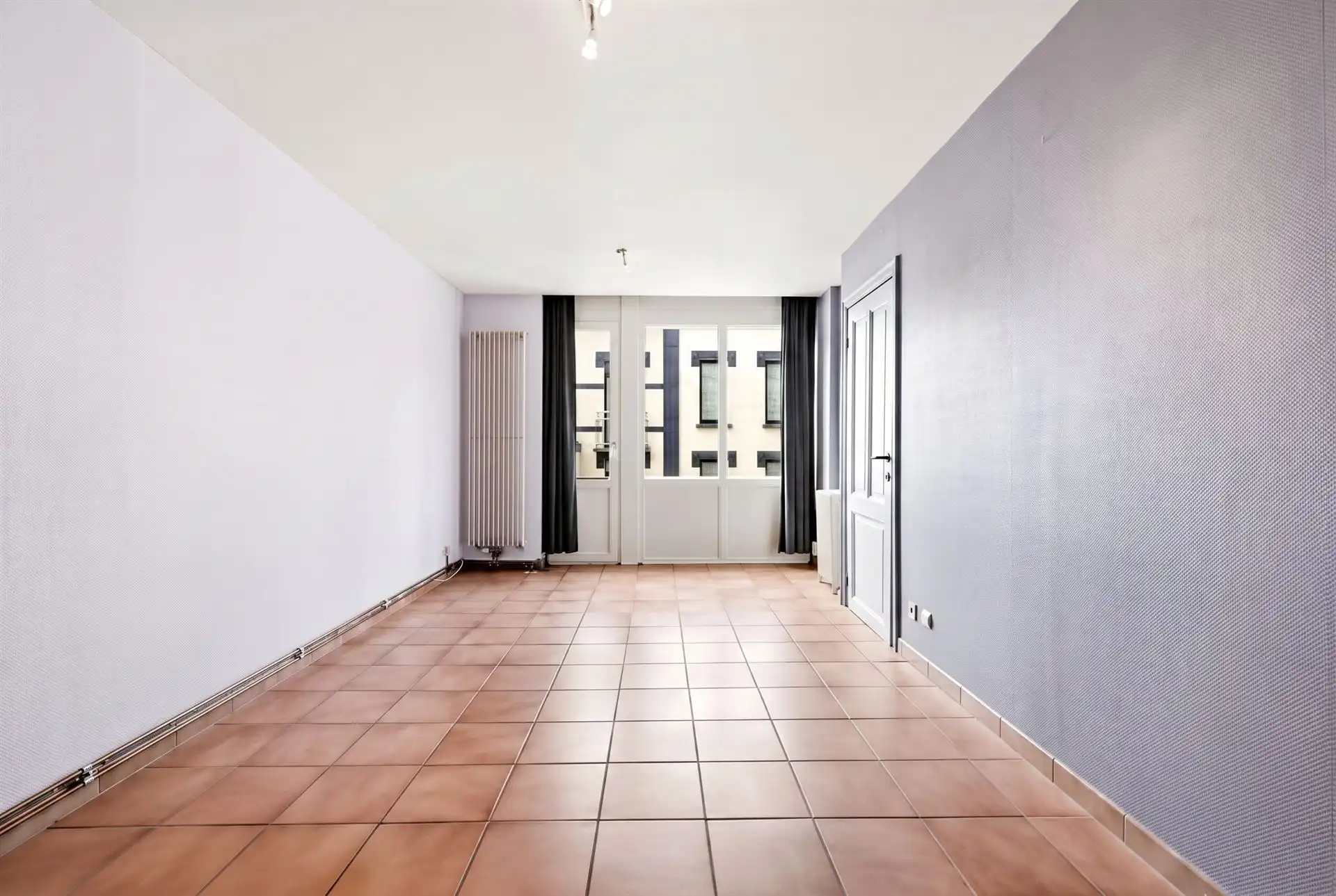 CENTRALE LIGGING / MOG. AANKOOP GARAGE  foto {{pictureIndex}}