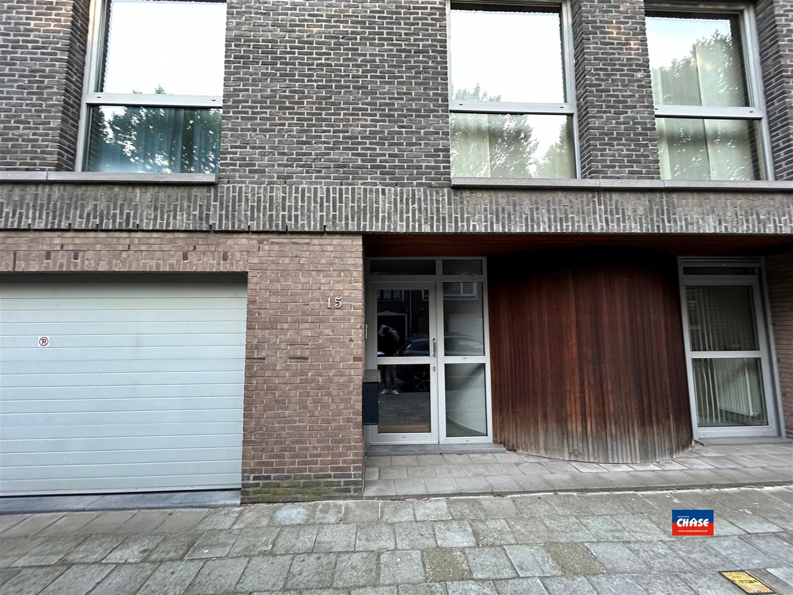 Moderne duplex met 2 slaapkamers, terras en gedeelde garage foto 2