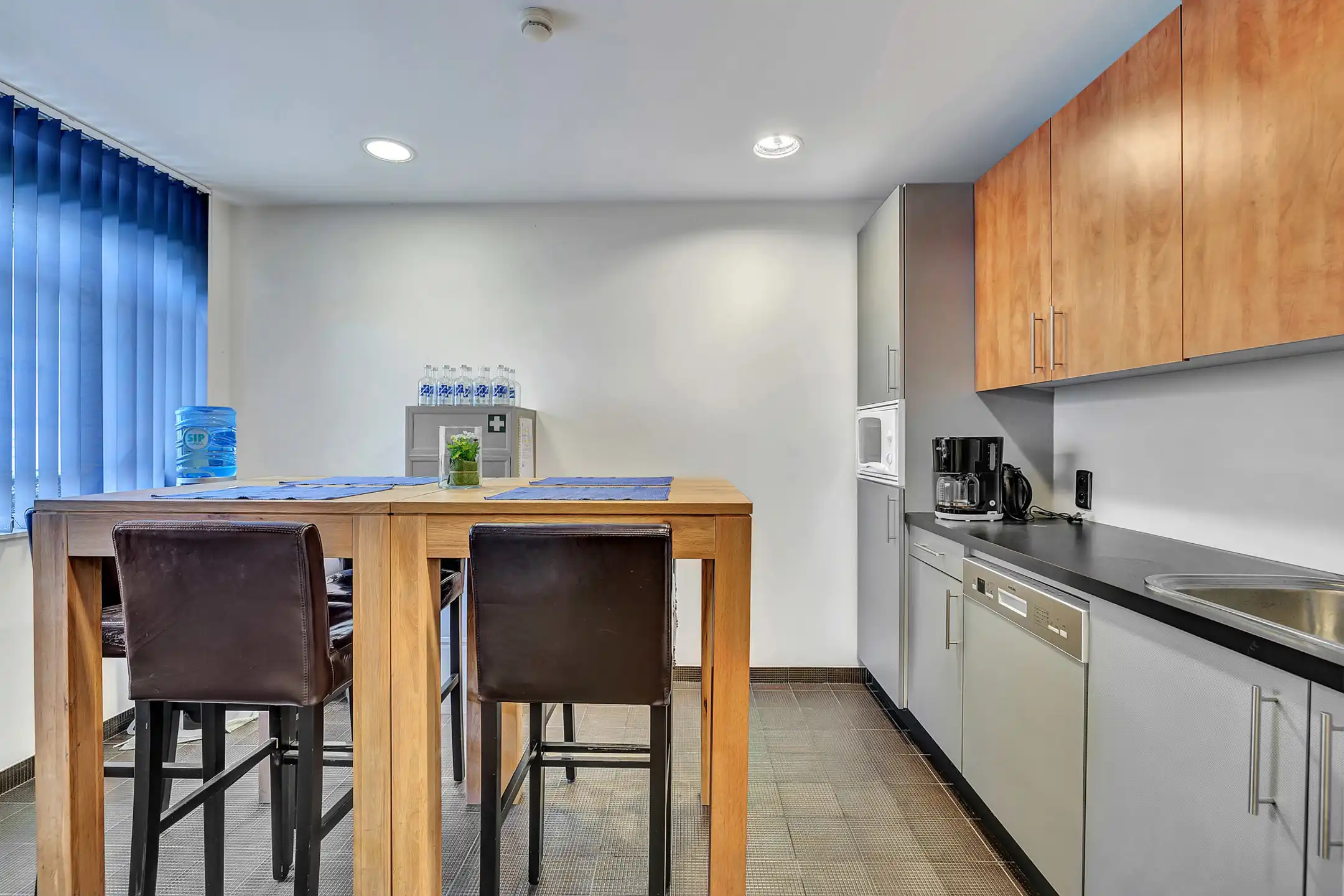 Instapklaar commercieel gelijkvloers op strategische locatie foto 24