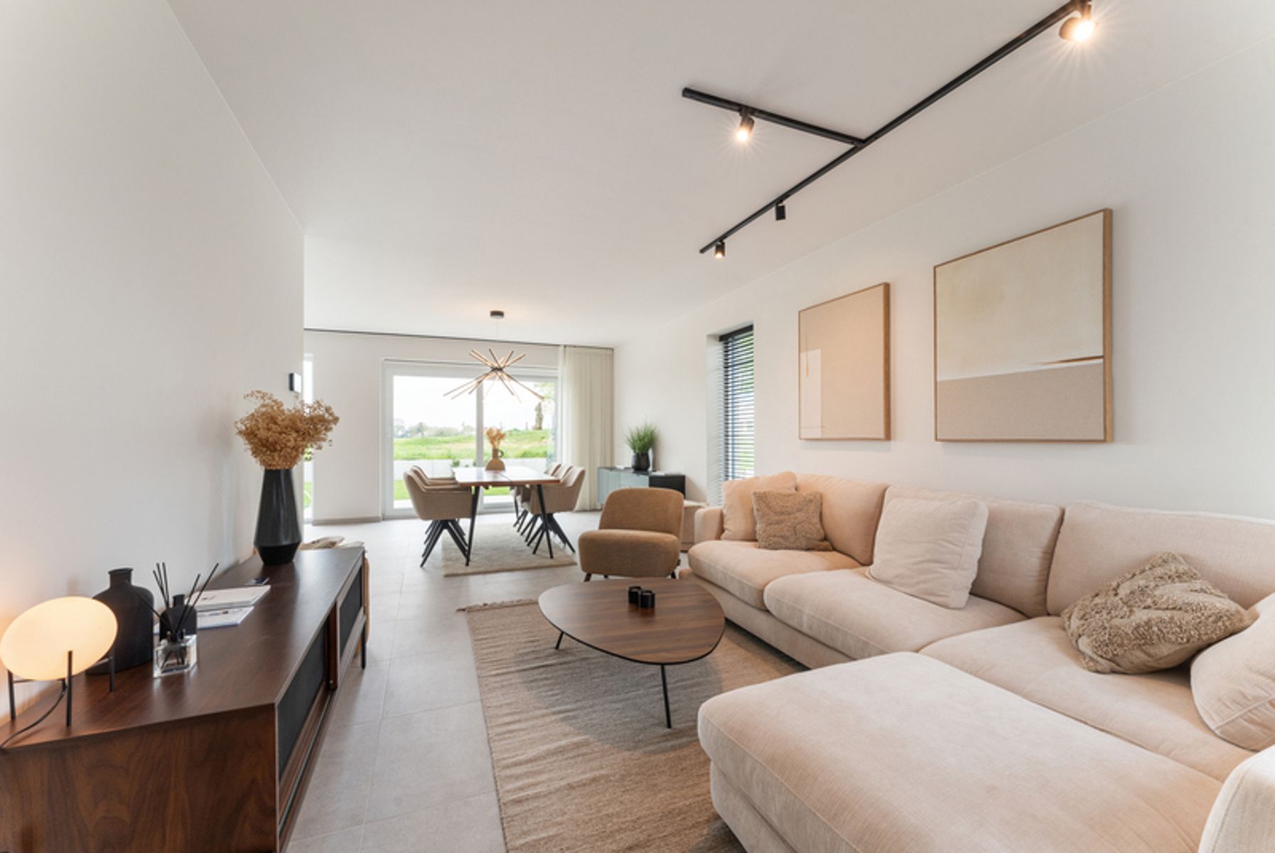 Moderne, halfopen woning foto {{pictureIndex}}