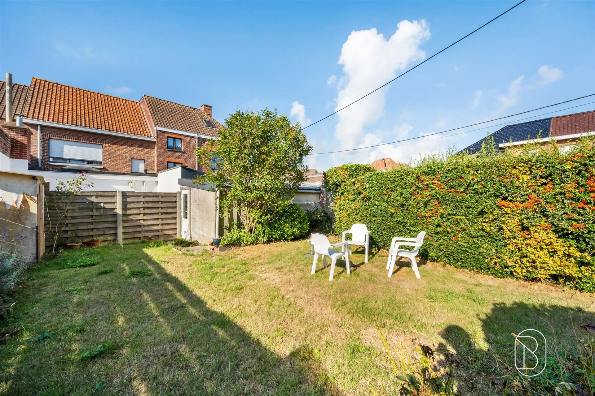 Degelijke woning met tuin en garage in het centrum foto 3