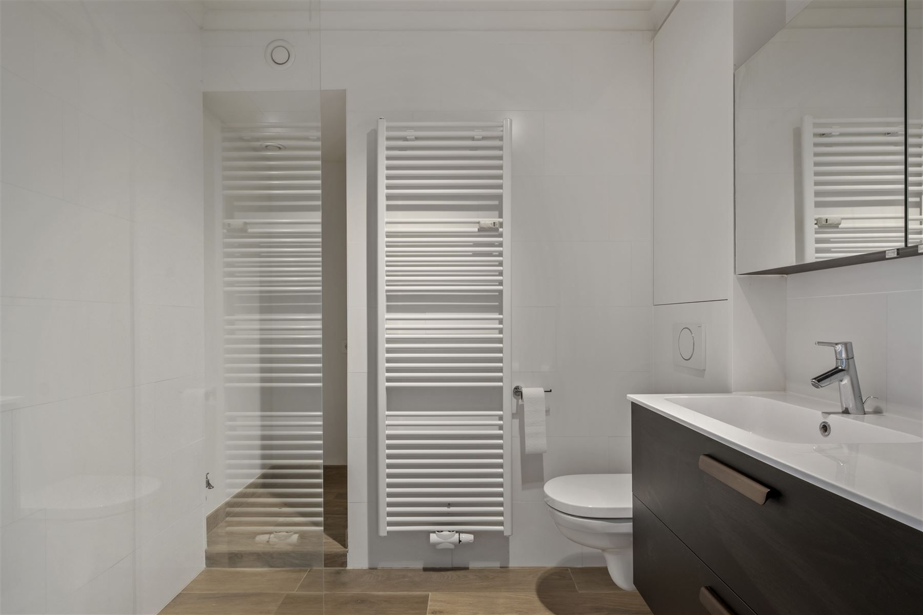 Gerenoveerd ,instapklaar appartement met garage foto 17