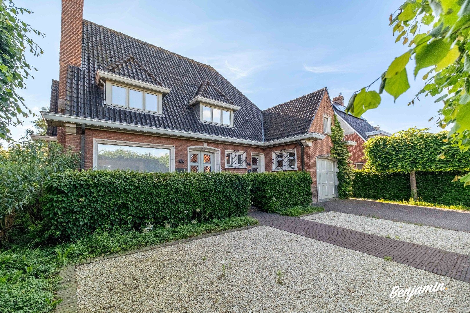 Hoofdfoto van de publicatie: Villa met aparte praktijkruimte, zonnige tuin, garage en carport in Houthulst