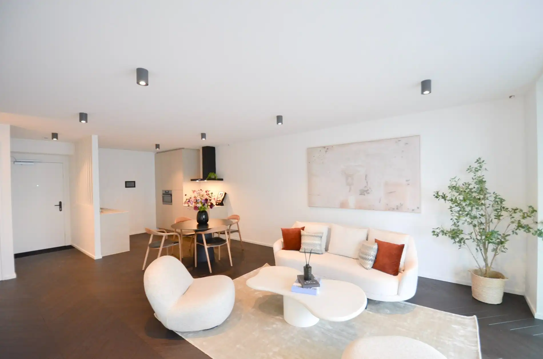 Stijlvol appartement met een ruim zonnig terras gelegen in The Tower. foto {{pictureIndex}}