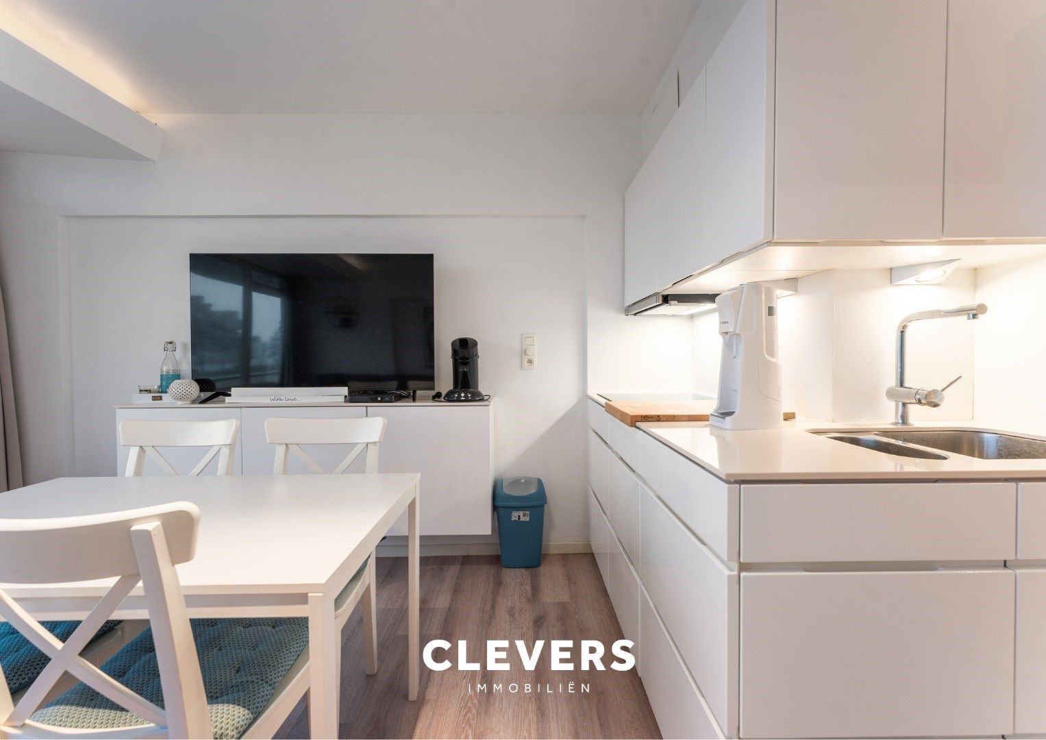 Moderne en lichtrijke gemeubelde studio met heerlijk terras foto 4
