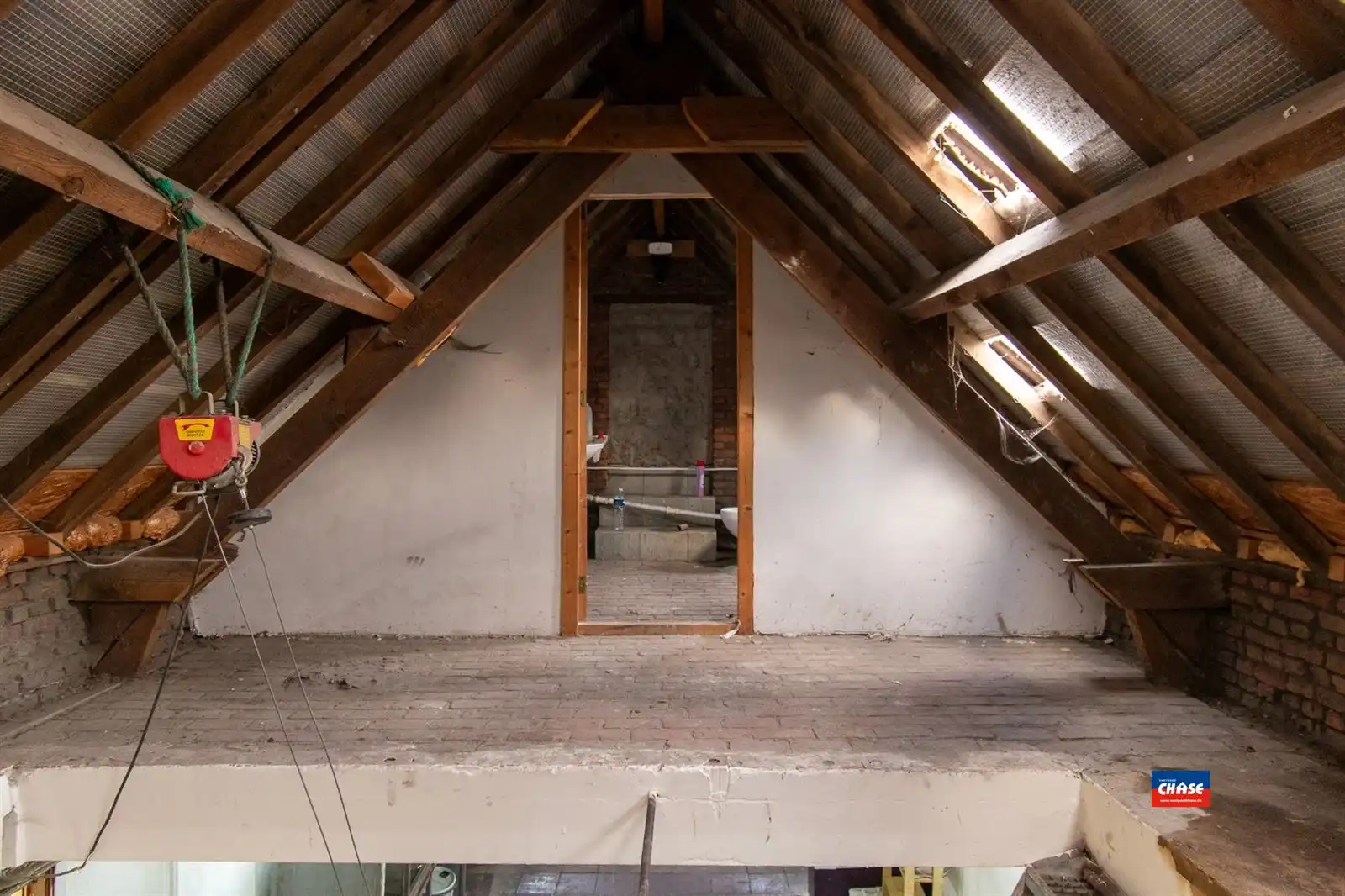 Woonhuis met tien slaapkamers en hangaar foto 32