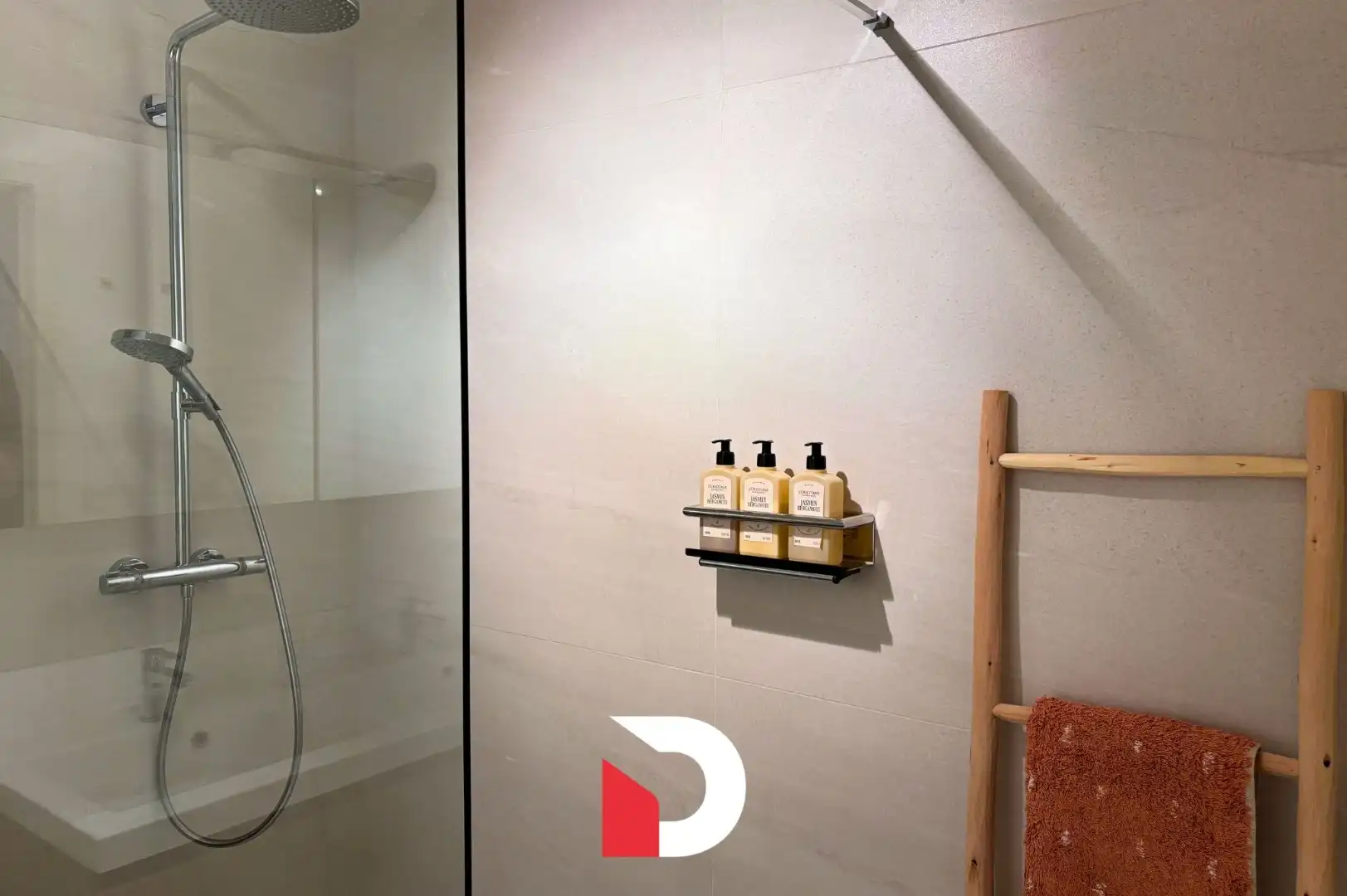 Uniek GEMEUBELD appartement met 2 slaapkamers en ruim terras foto 17