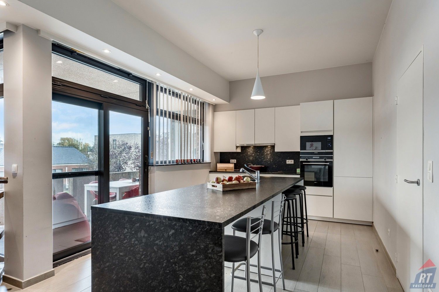 Opbrengsteigendom bestaande uit 2 handelsruimtes en een ruim appartement foto 6