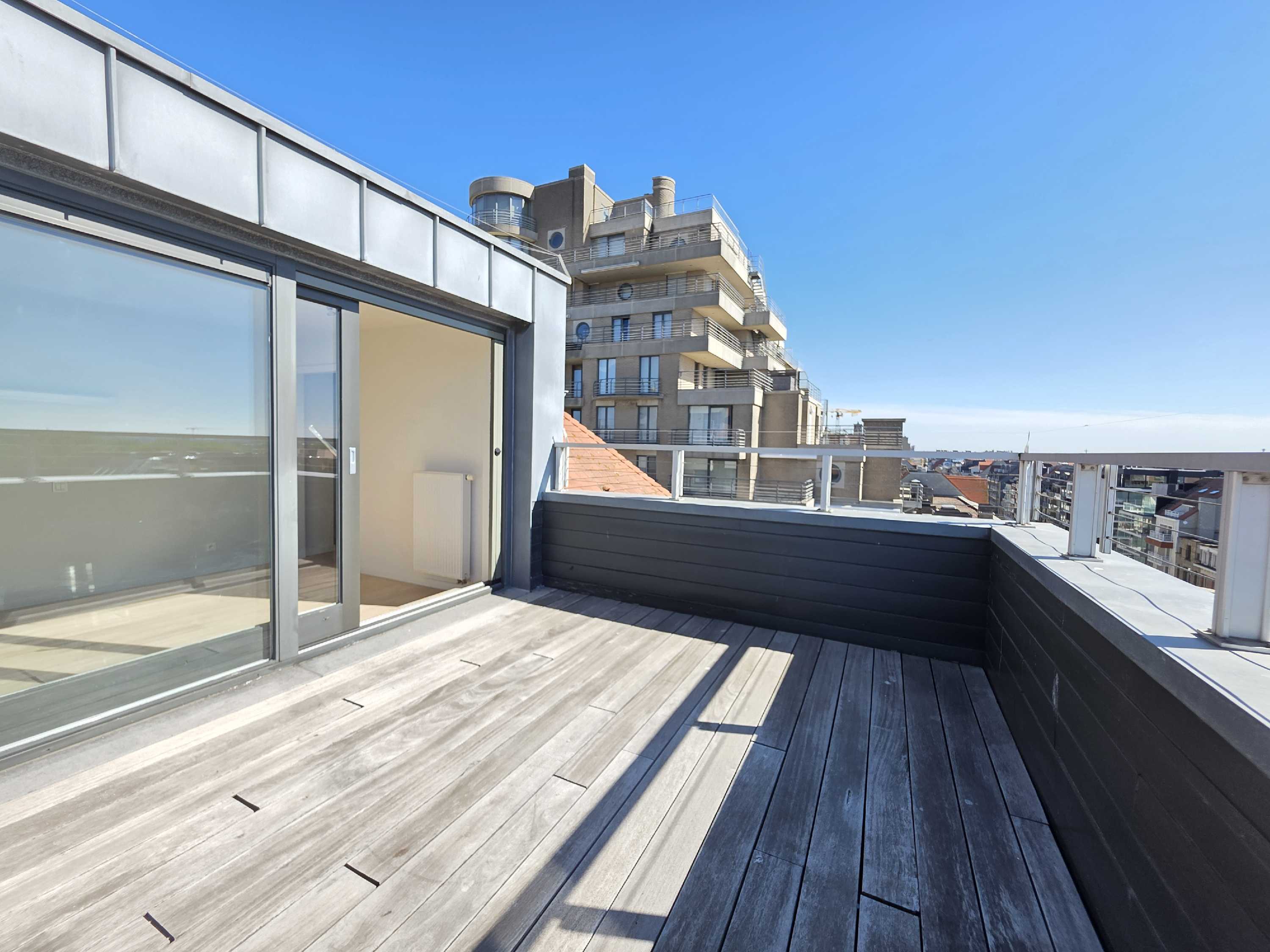 Luxueuze penthouse met zijdelings zeezicht en terras foto 9