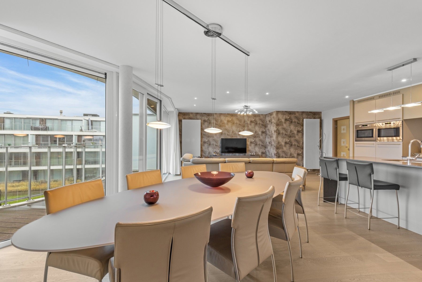 Ruim appartement met 2 terrassen en dubbele garage foto {{pictureIndex}}