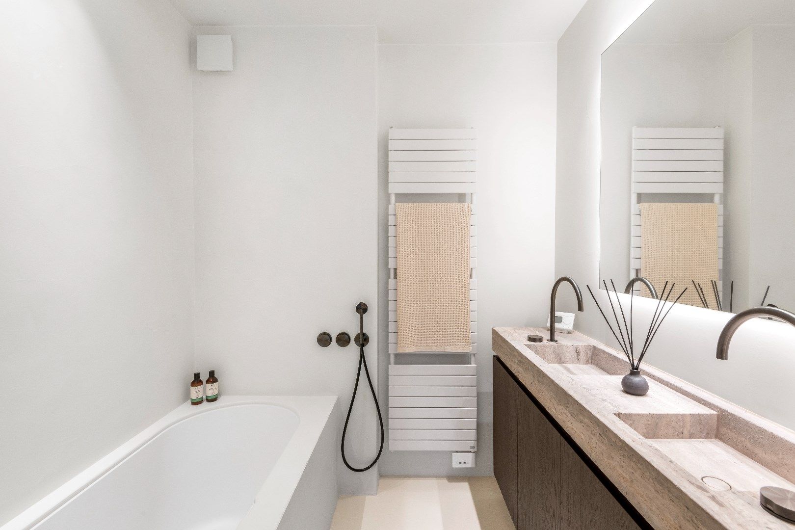 Hoogstaand afgewerkt appartement  met open zicht gelegen vlakbij de Dumortierlaan en op een steenworp van de Zeedijk.   foto 9