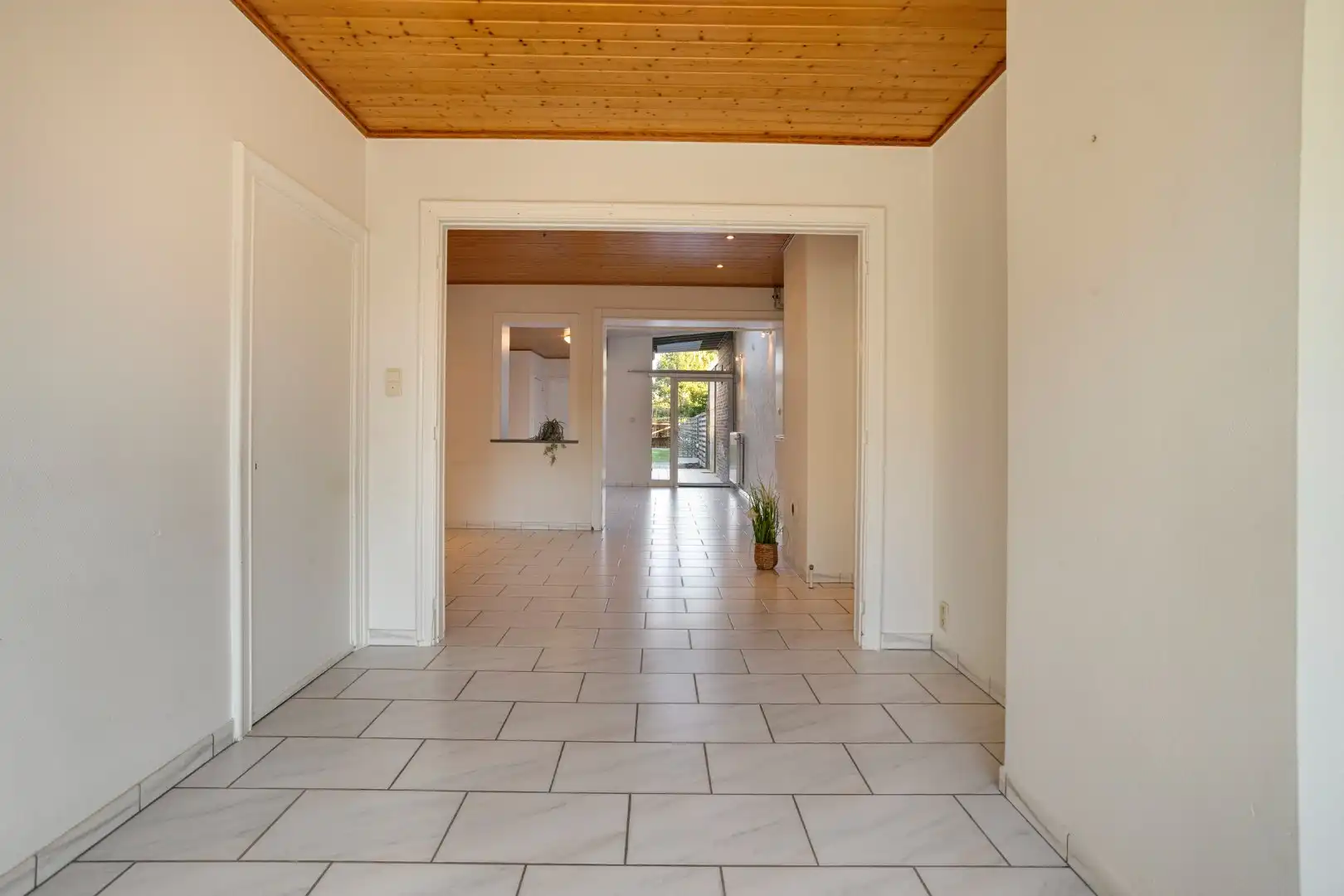 Verzorgde woning met diepe tuin, carport en uitweg achteraan! foto 5