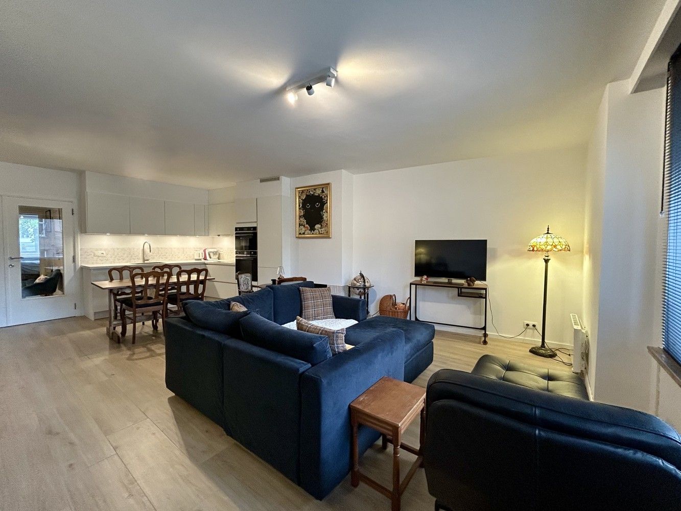Instapklaar en modern afgewerkt 3-slaapkamerappartement met terras in hartje Leuven foto {{pictureIndex}}