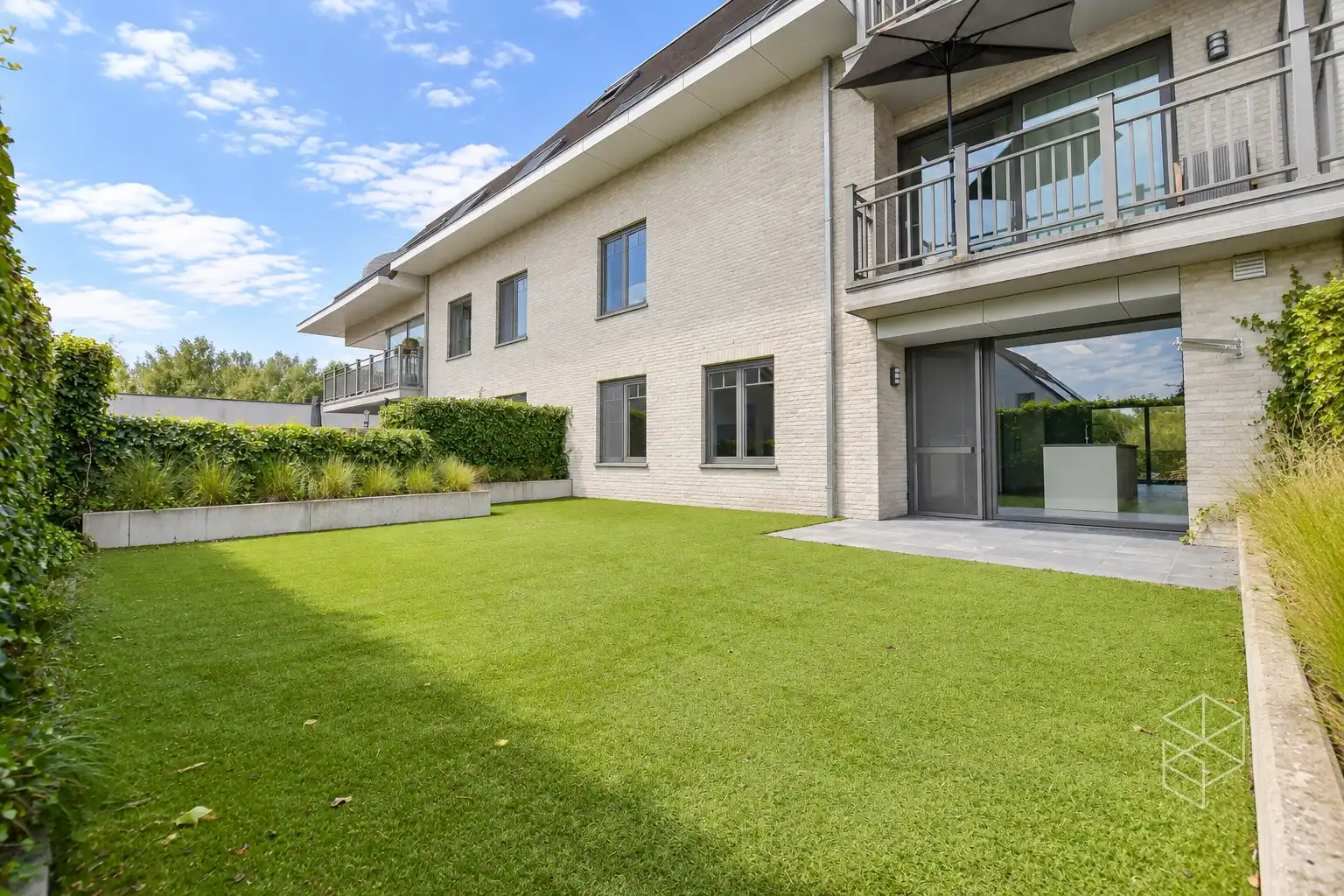 Rustig gelegen groot gelijkvloers appartement met 2 slaapkamers, voor- én achtertuin met terras foto 2