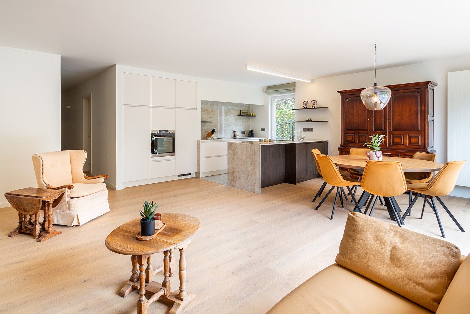 Instapklaar appartement met tuin en dubbele garage foto 3