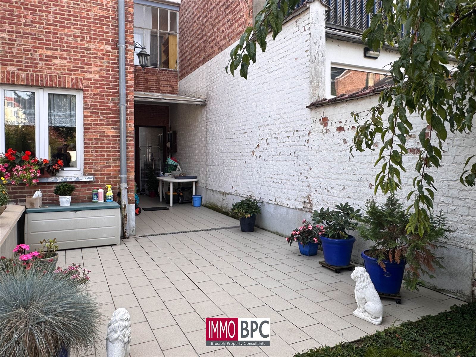 Charmante opbrengsteigendom of meergezinswoning met tuin, terrassen en garage in rustige straat van Anderlecht foto 4
