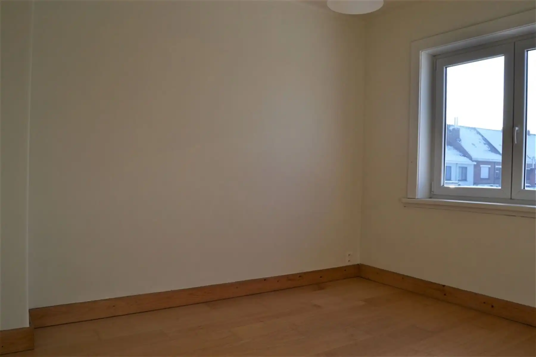 Ruime woning met drie slaapkamers en grote garage foto 8