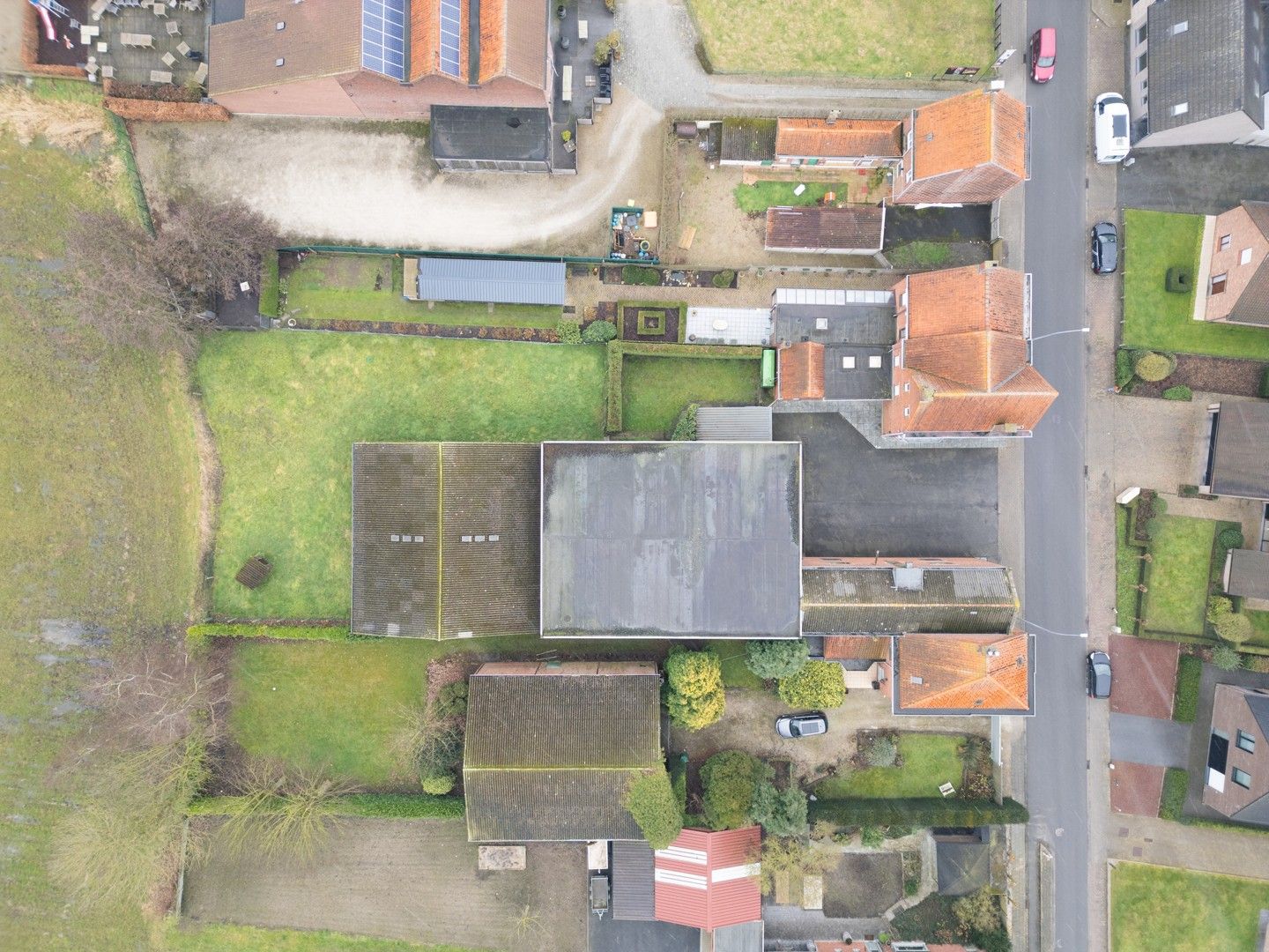 Ruime opslagplaats met voorliggende parkeerplaats te Izegem, Bosmolens foto 6