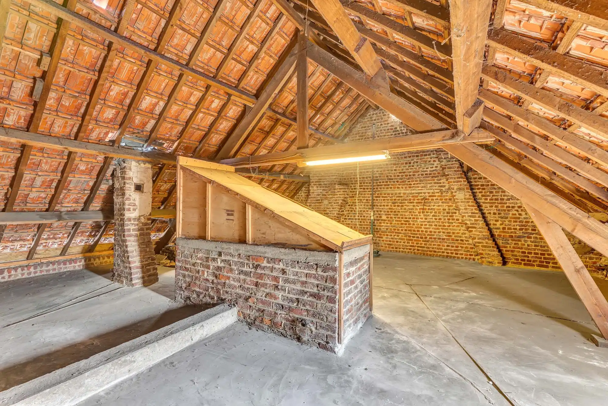 Te renoveren woning met garage foto 16