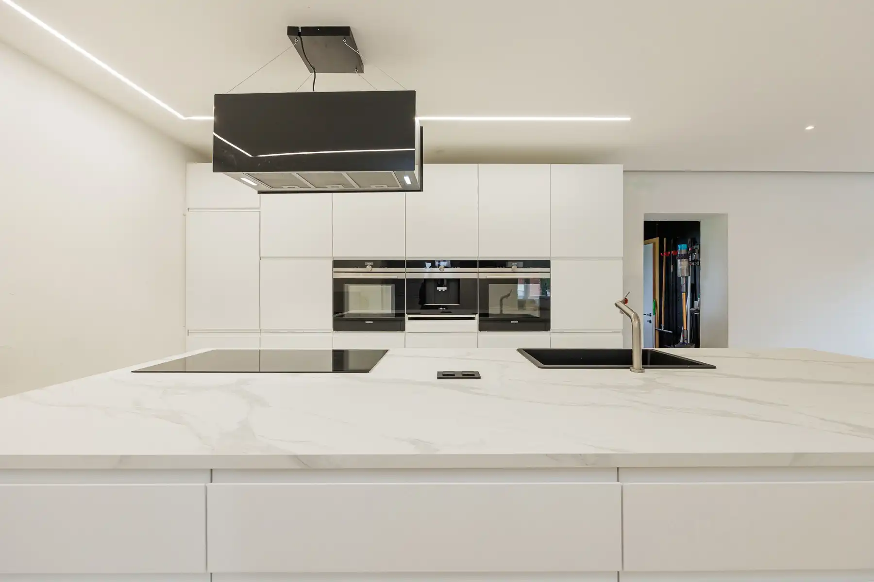 GROTENDEEL GERENOVEERDE GEZINSWONING (SPLIT-LEVEL) MET 3 SLAAPKAMERS, GROTE LEEFRUIMTE EN ZEER GUNSTIG EPC-LABEL OP EEN FIJN PERCEEL VAN 9A20CA IN GELIEFDE WOONWIJK IN HELCHTEREN foto 6
