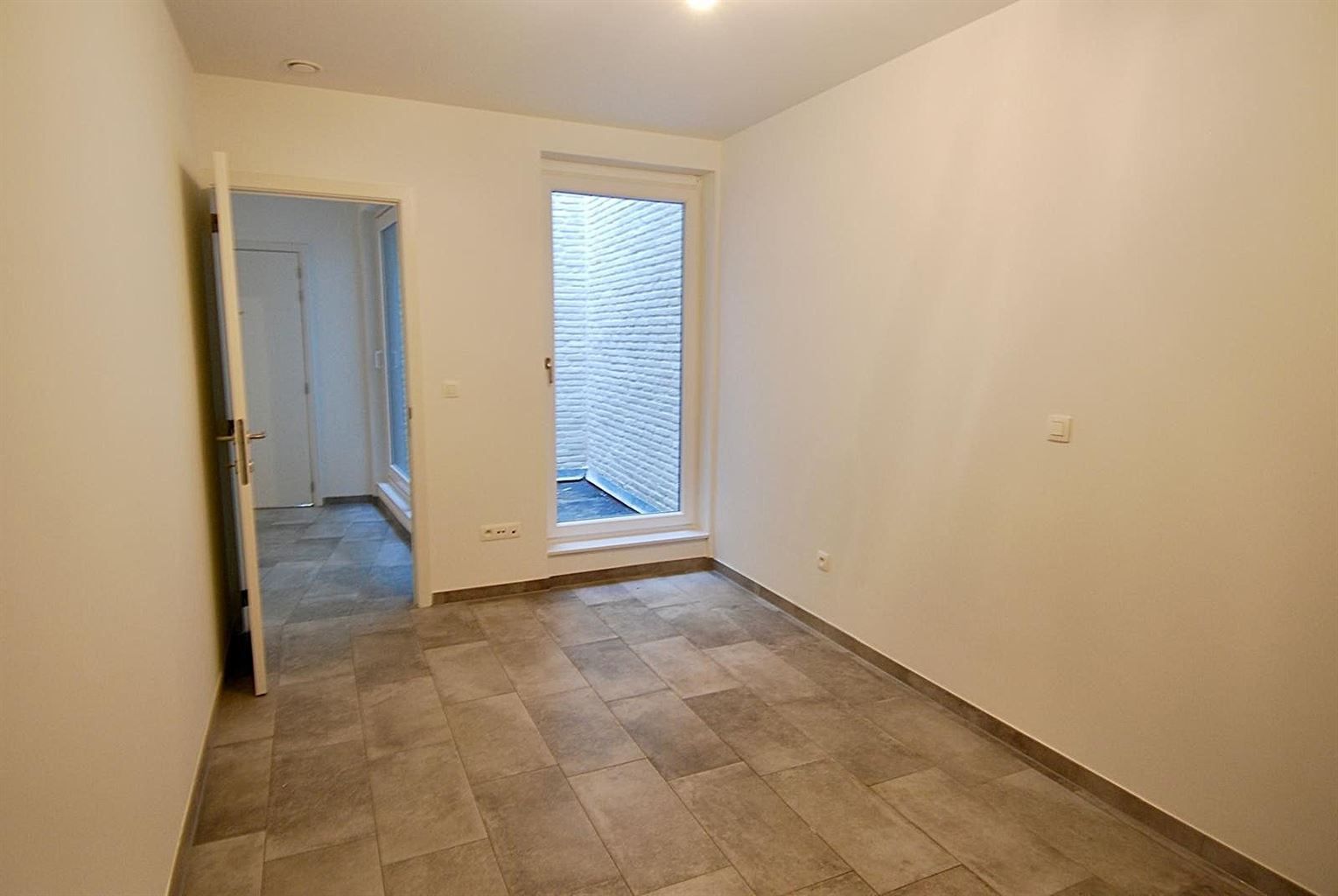 Instapklaar appartement met 1 slaapkamer+(kantoor/hobbykamer), gelegen in het centrum van Maaseik. foto 4