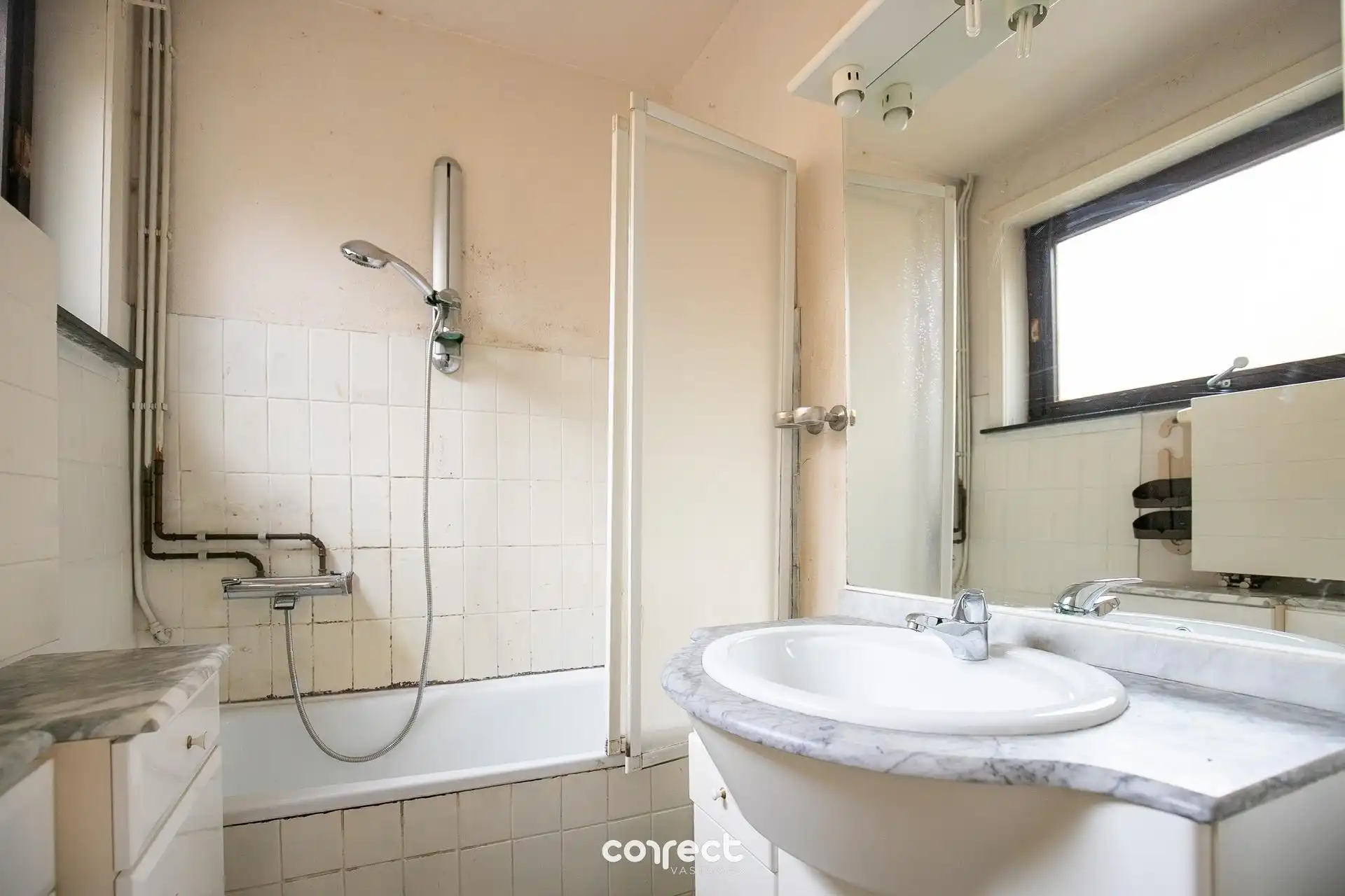 Halfopen bebouwing met 3 slaapkamers, oprit, en zonnige tuin. foto 10