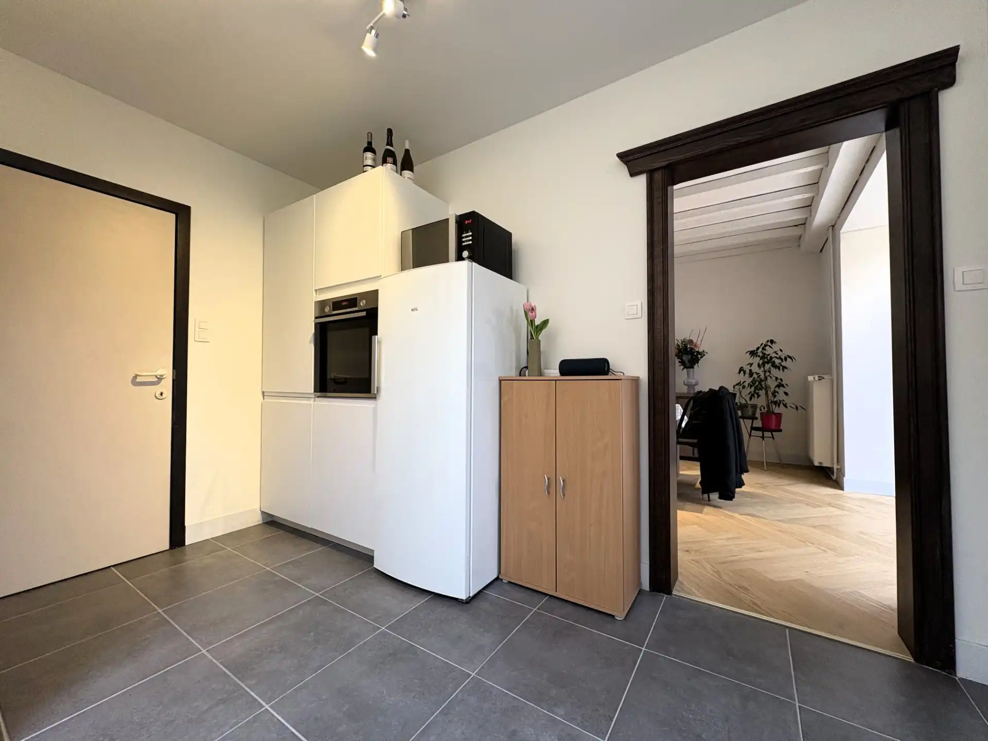 Gerenoveerde half open woning met garage foto 7