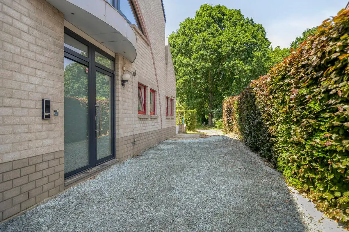 Duplex appartement op uitstekende ligging in Humbeek met ruime tuin en parkeermogelijkheden foto 4