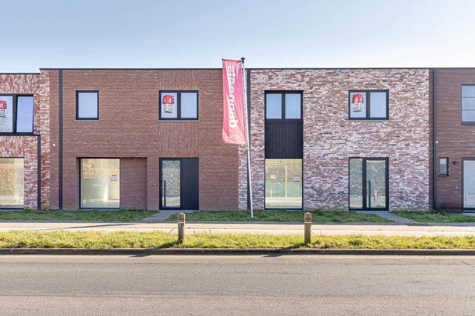 Energiezuinige stadswoning met 3 slpk's, carport en zuid gerichte tuin foto {{pictureIndex}}