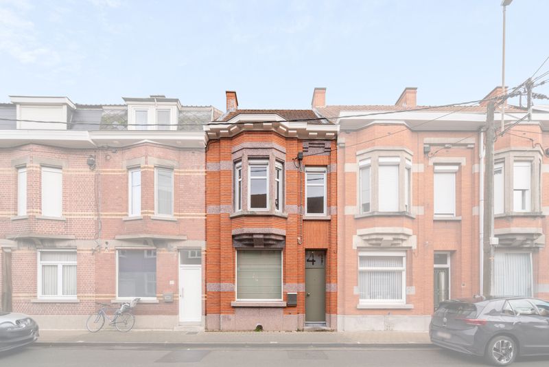 Roeselare : Deze prachtige gerenoveerde burgerwoning voorziet 3 ruime slaapkamers en toffe stadstuin.  Opp. 168 m2 foto {{pictureIndex}}