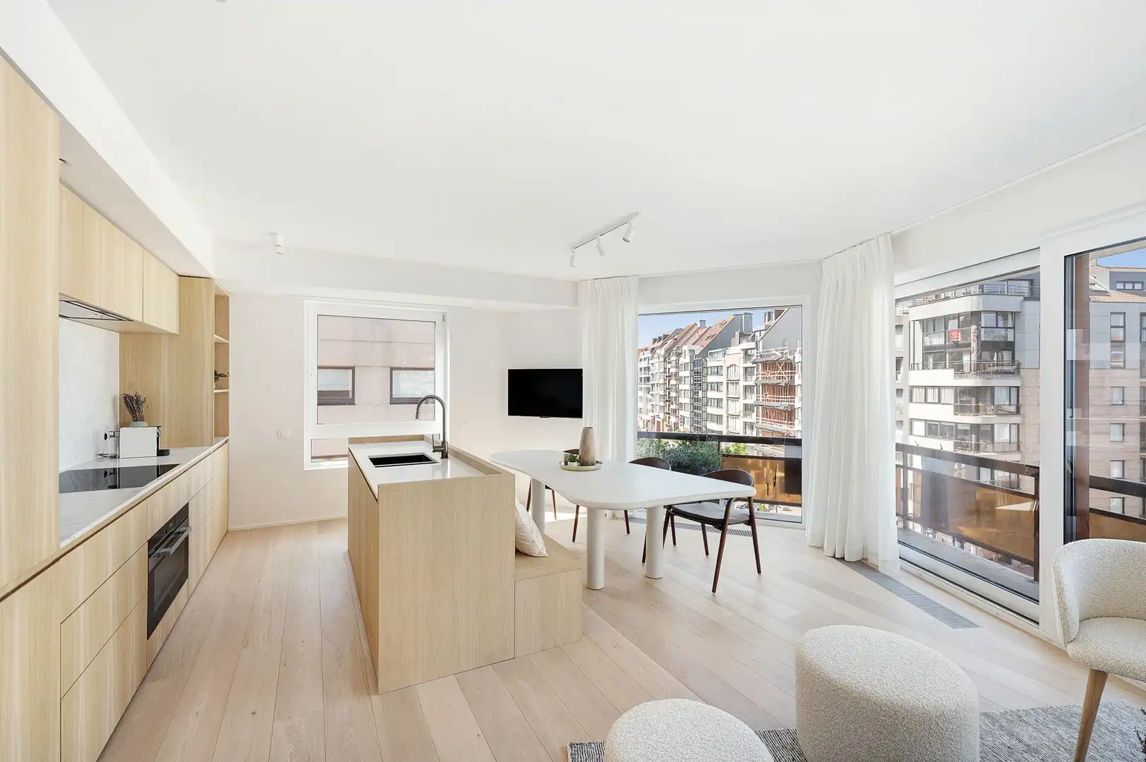 Lichtrijk 3-slaapkamer appartement centraal gelegen. foto 6