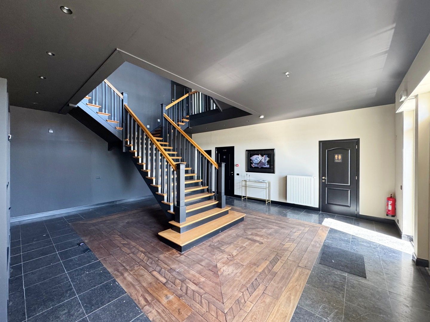 Unieke en ruime villa met 9 slaapkamers, lift, zonnepanelen en 10 parkeerplaatsen op riant perceel van 2.313 m² foto 7