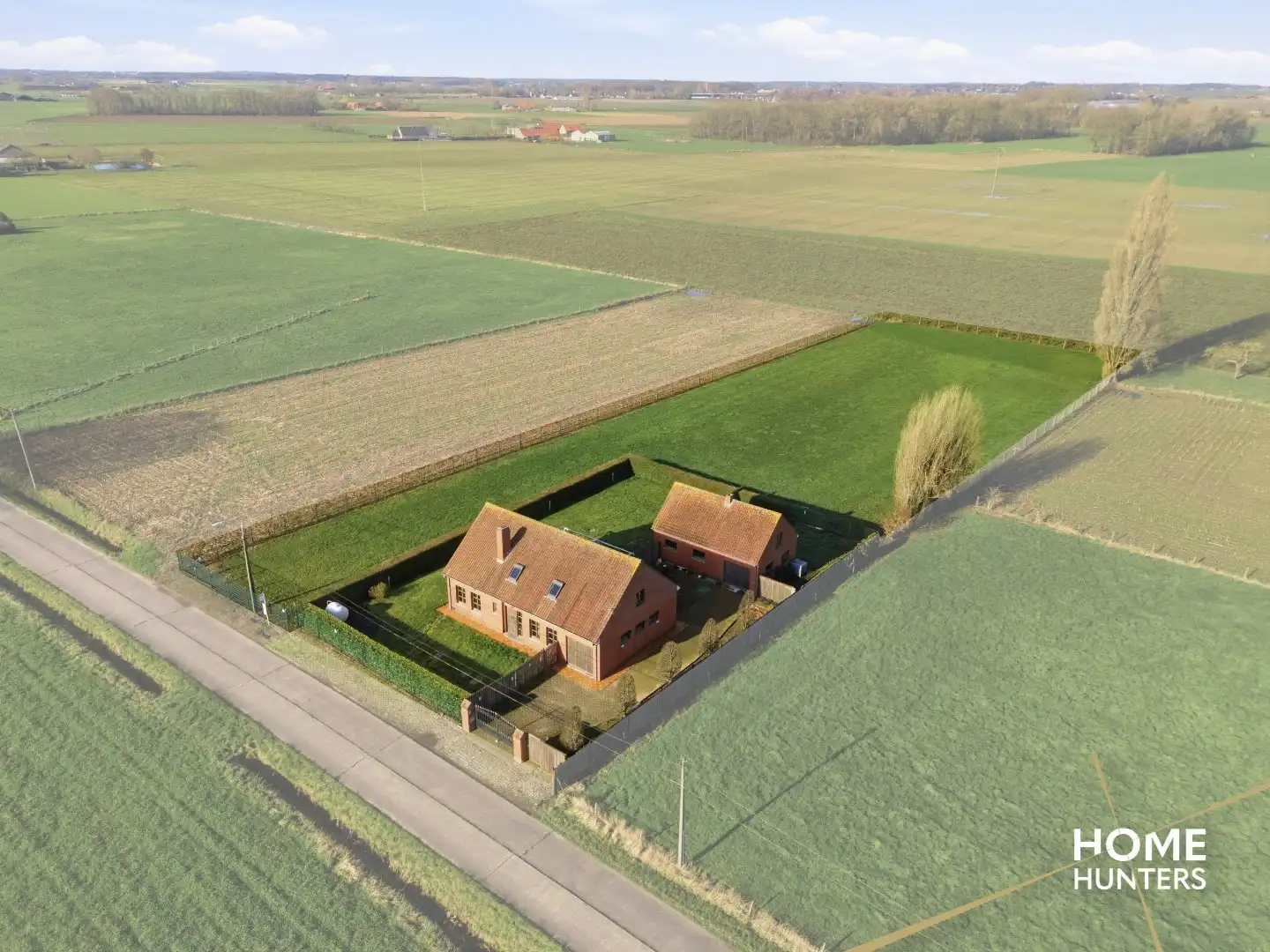 Landelijke villa met bijgebouw en weide op 4.700 m² in Boezinge foto 2