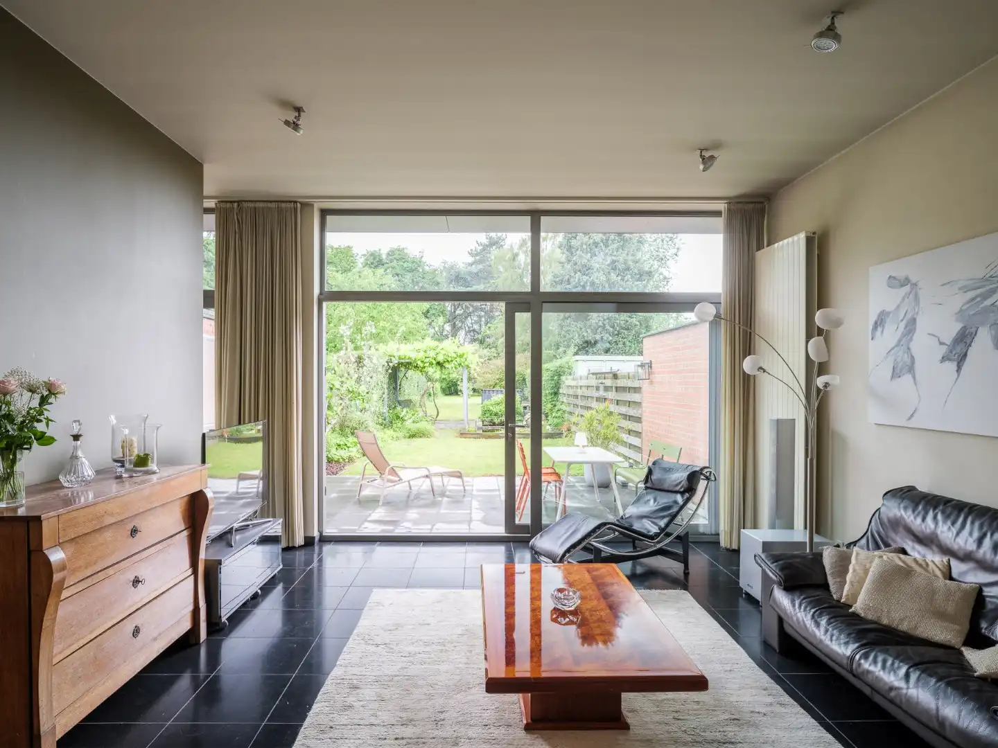 Instapklare woning met overvloedig licht en prachtige tuin foto 2
