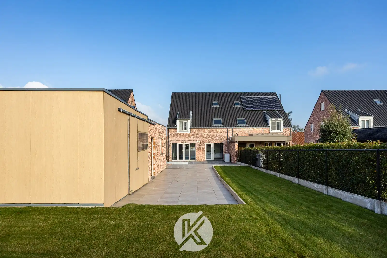 Halfopen gezinswoning in landelijke stijl foto 21