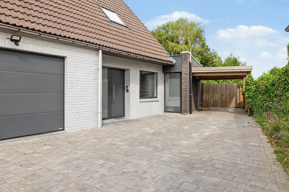 Riante, instapklare villa met tuinpaviljoen en garage op 1.065m² foto 2