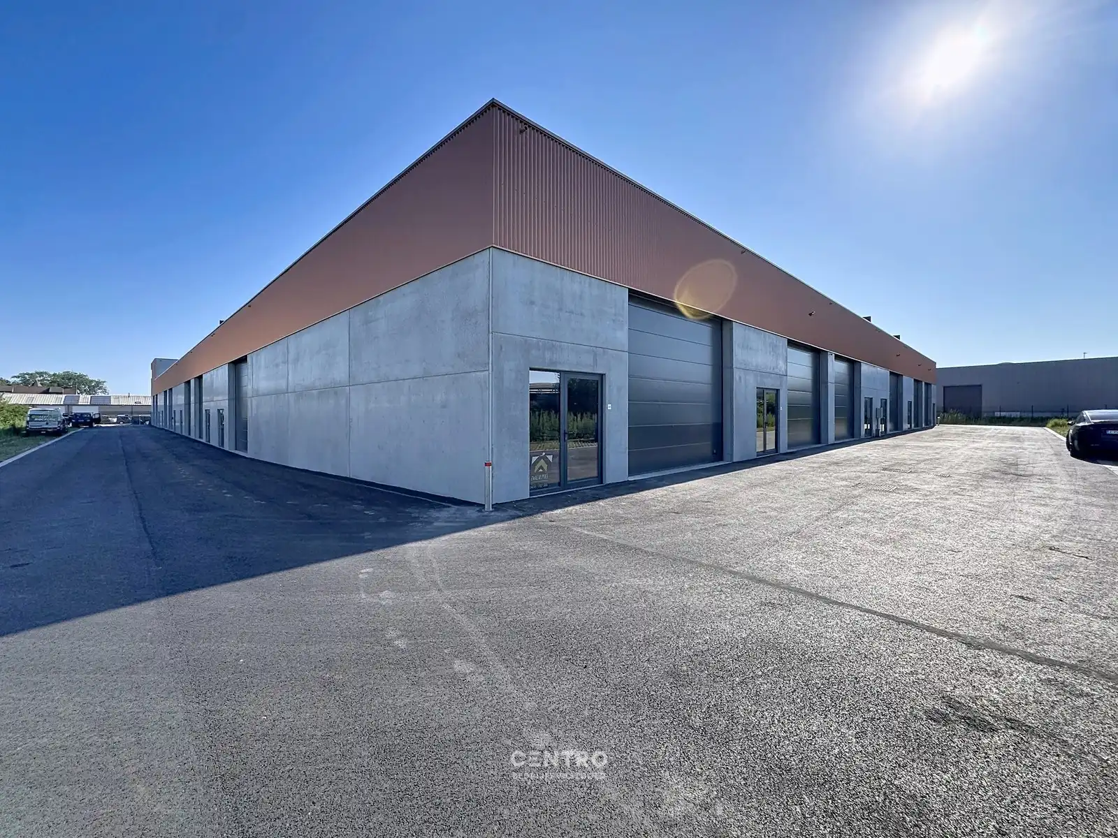NB MAGAZIJN (203m²) inclusief 1 private PARKEERPLAATS op industriezone "Schatting" te Zedelgem foto 2
