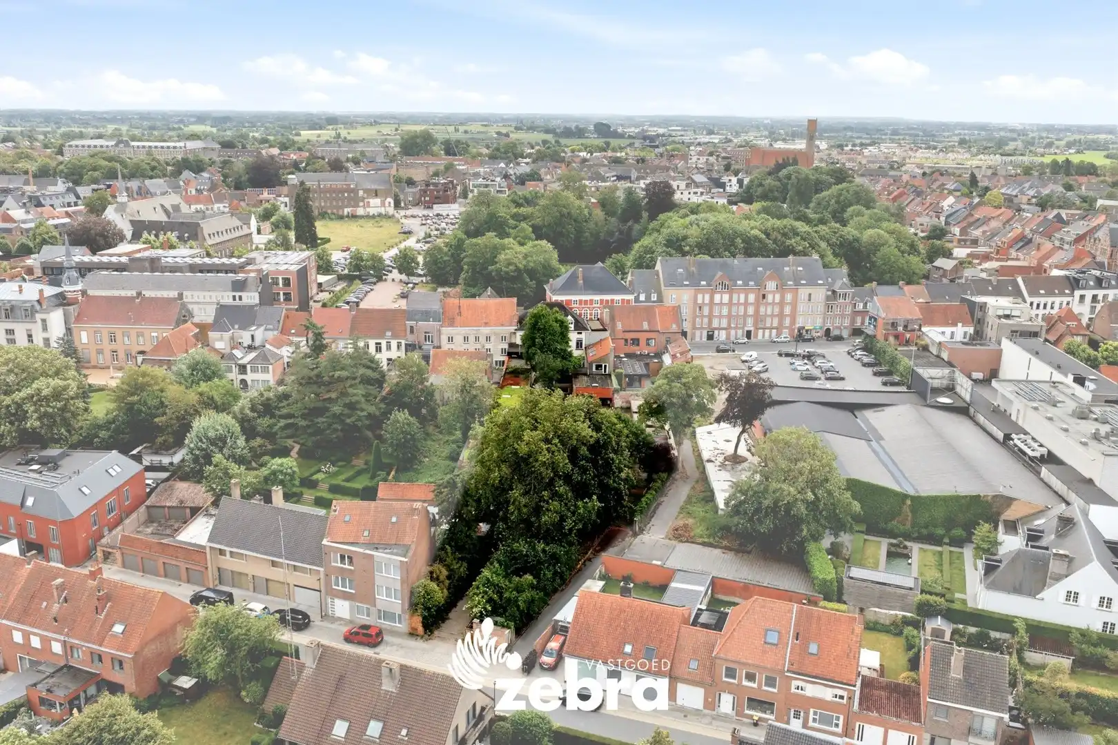 Uitzonderlijke eigendom op een ruim perceel met uitweg in centrum Tielt! foto 3