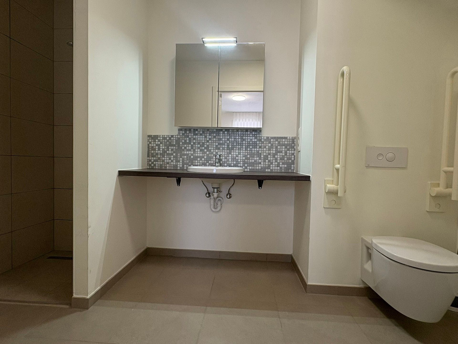 Volledig uitgeruste assistentieflat foto 7