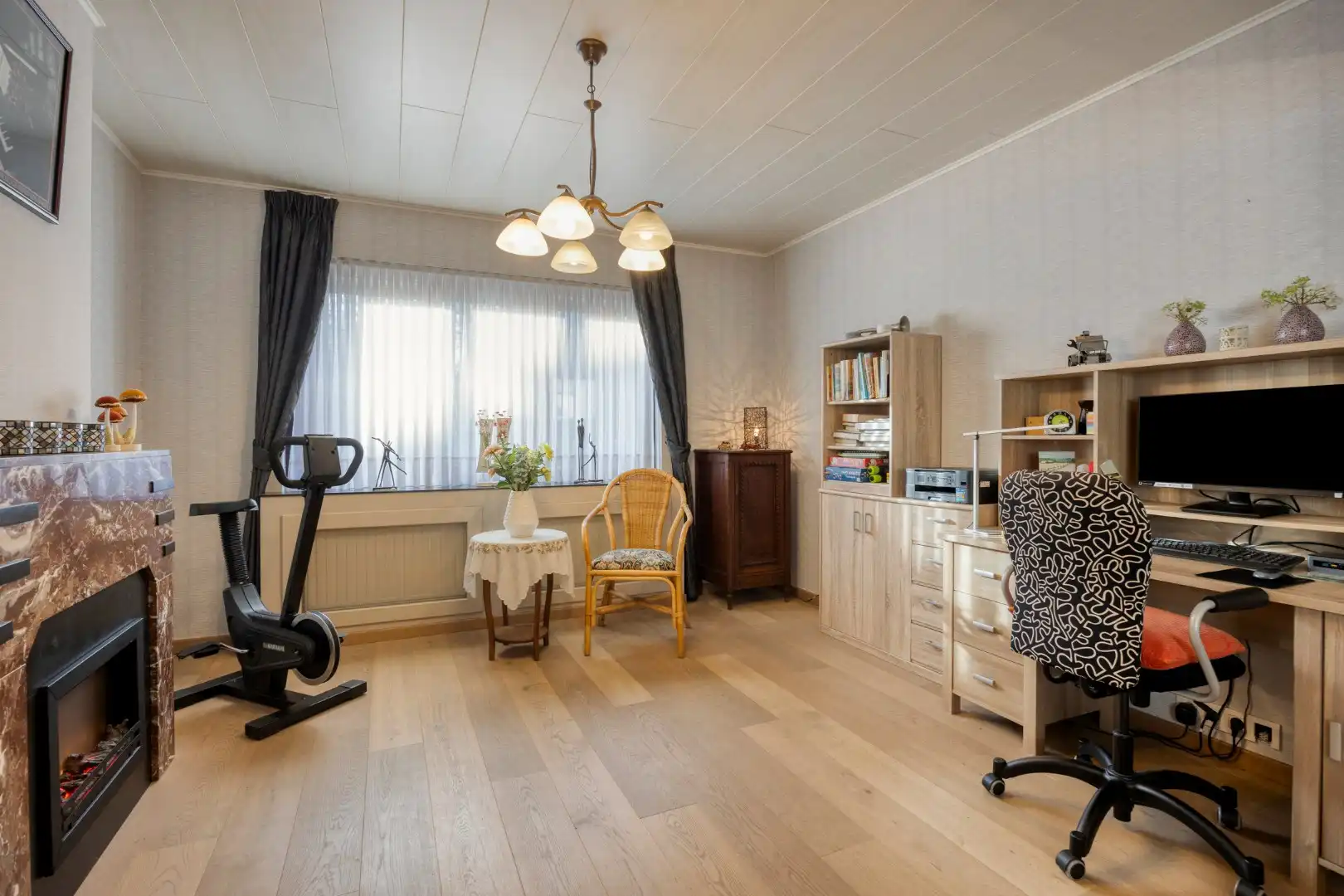 Ruim ingedeelde woning met o.a. 4 slpks op een rustig gelegen perceel van 1.069 m². foto 5
