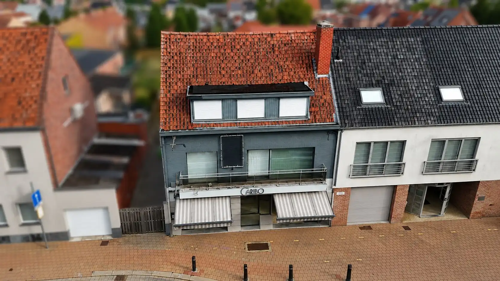 Grote eigendom op centrale ligging met 2 bijgebouwen, terrassen en veel binnenruimte foto 3