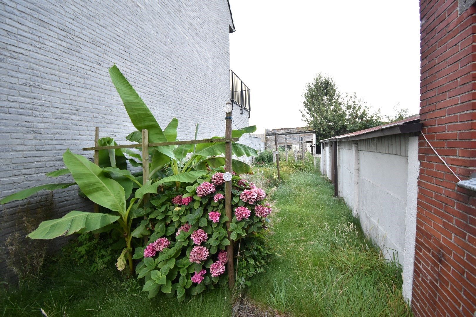 Halfopen bebouwing met garage en tuin. foto 28