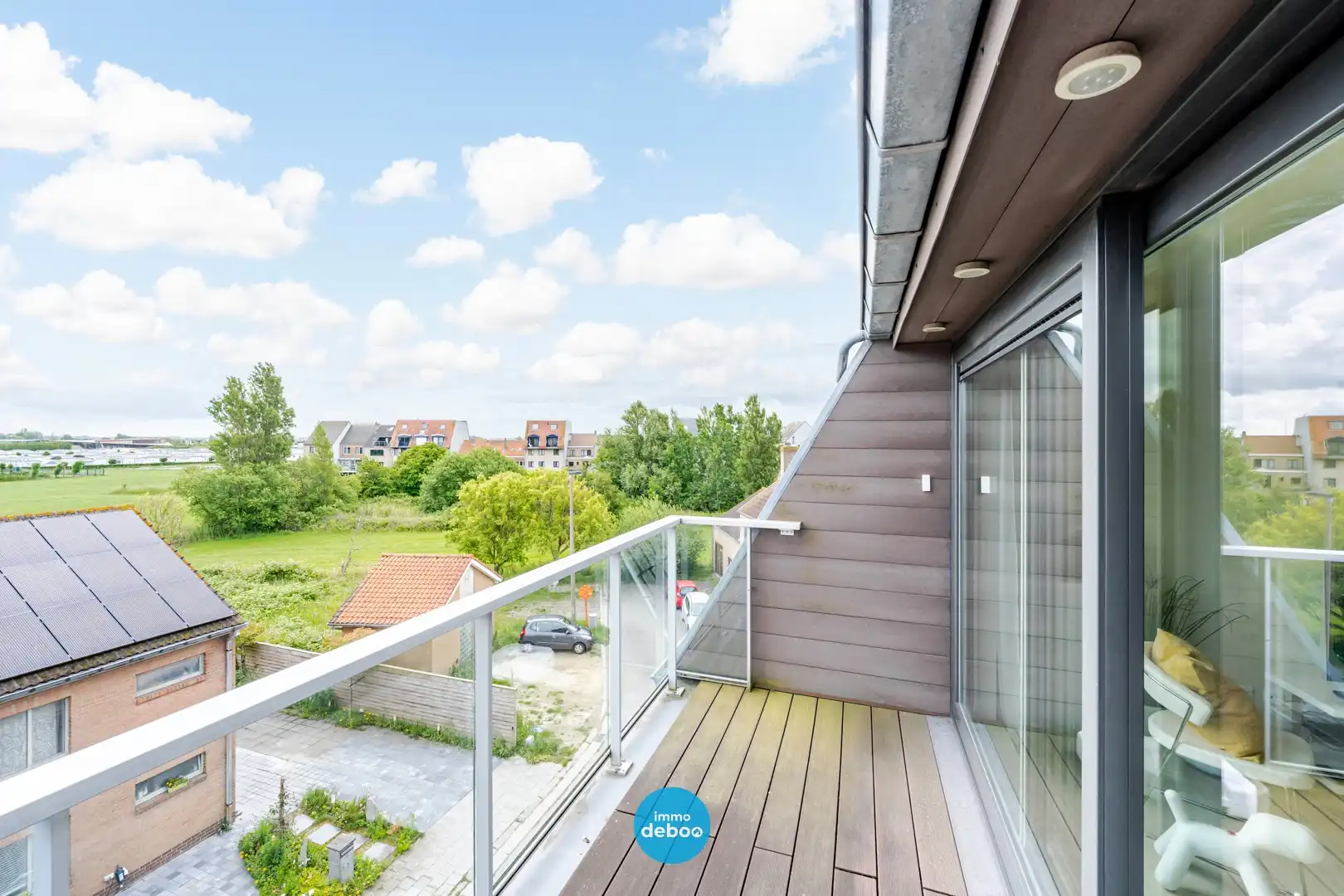 Perfect onderhouden duplex met open zicht vlakbij zee foto {{pictureIndex}}