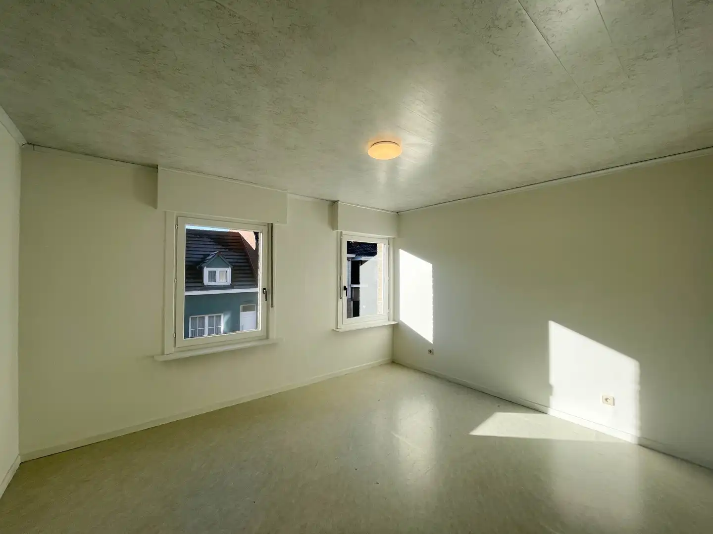 Gerenoveerde woning met 2 slaapkamers, terras, garage & staanplaats te Roeselare! foto 13