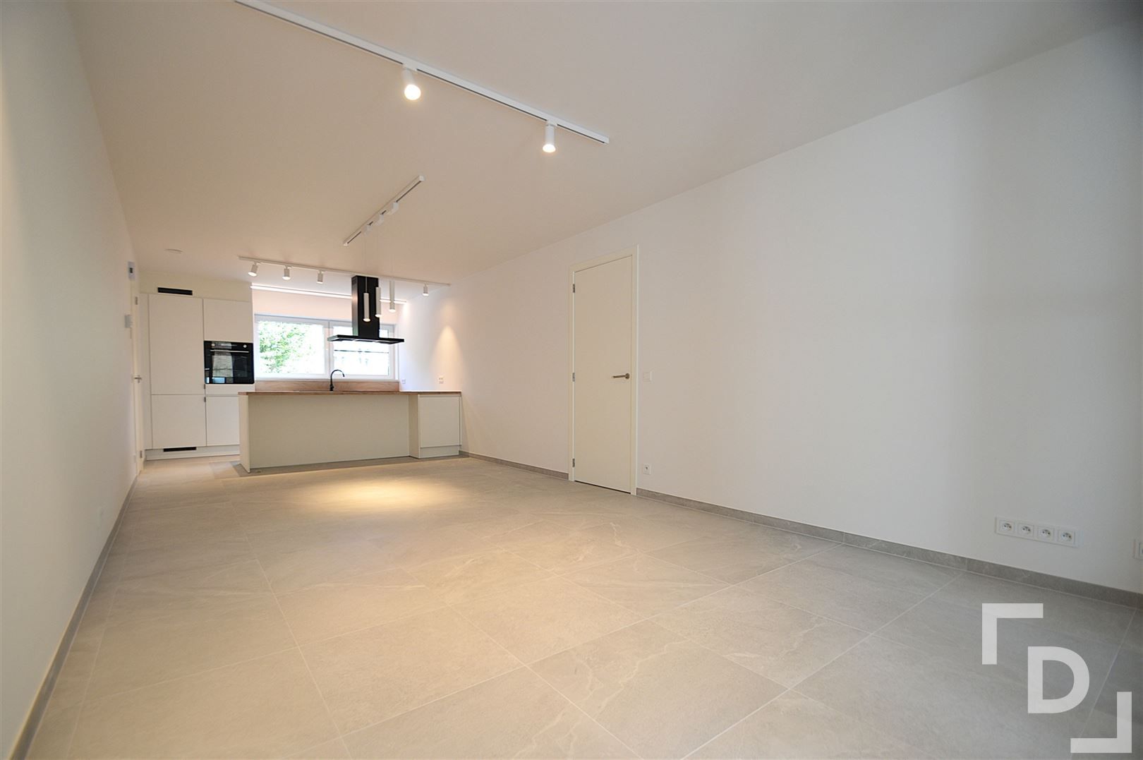 Nieuwbouwappartement van hoogwaardige afwerking met staanplaats te huur in centrum Ieper foto {{pictureIndex}}