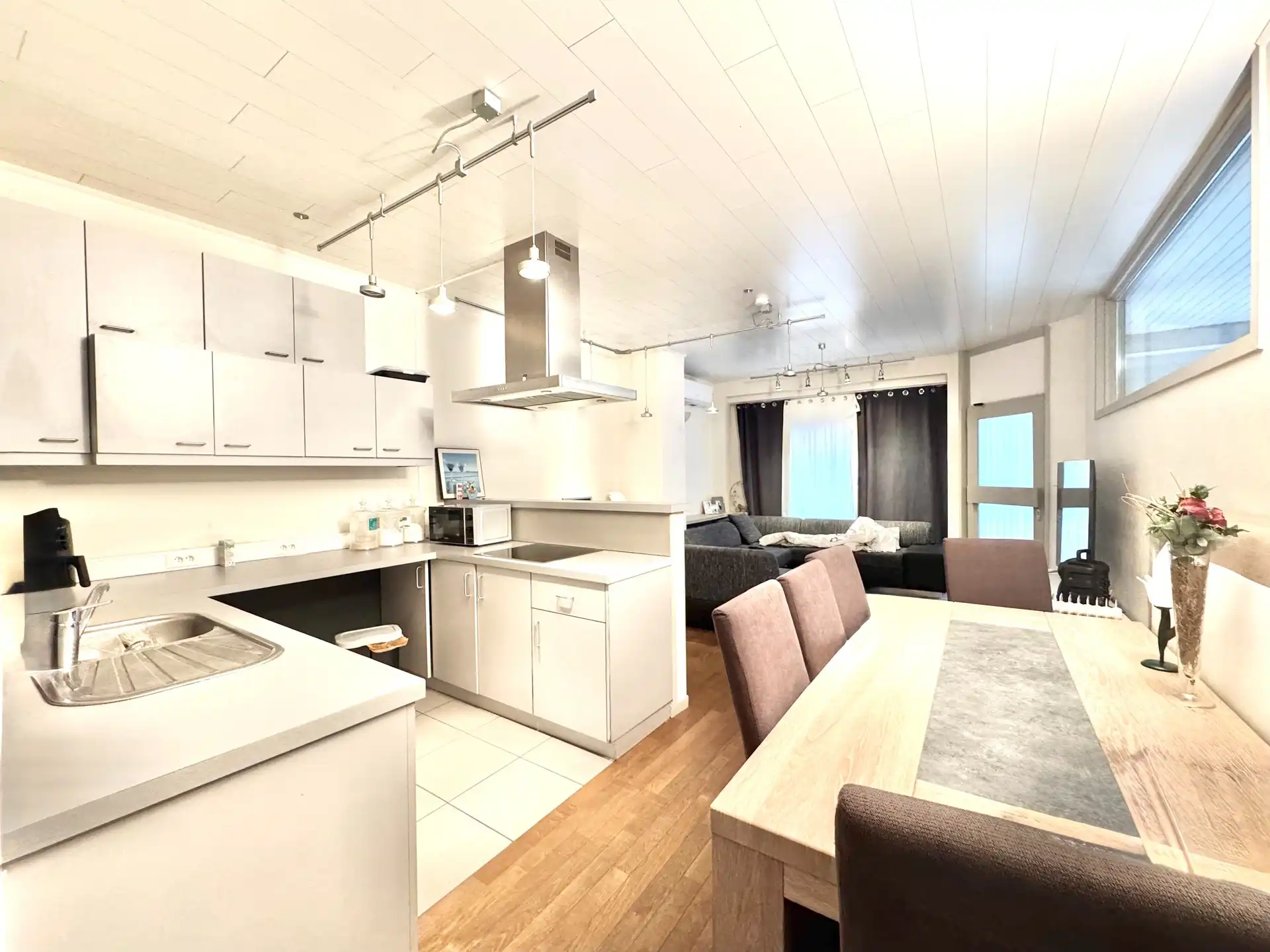 GELIJKVLOERS 1-SLAAPKAMER-APPARTEMENT NABIJ STATION foto 3