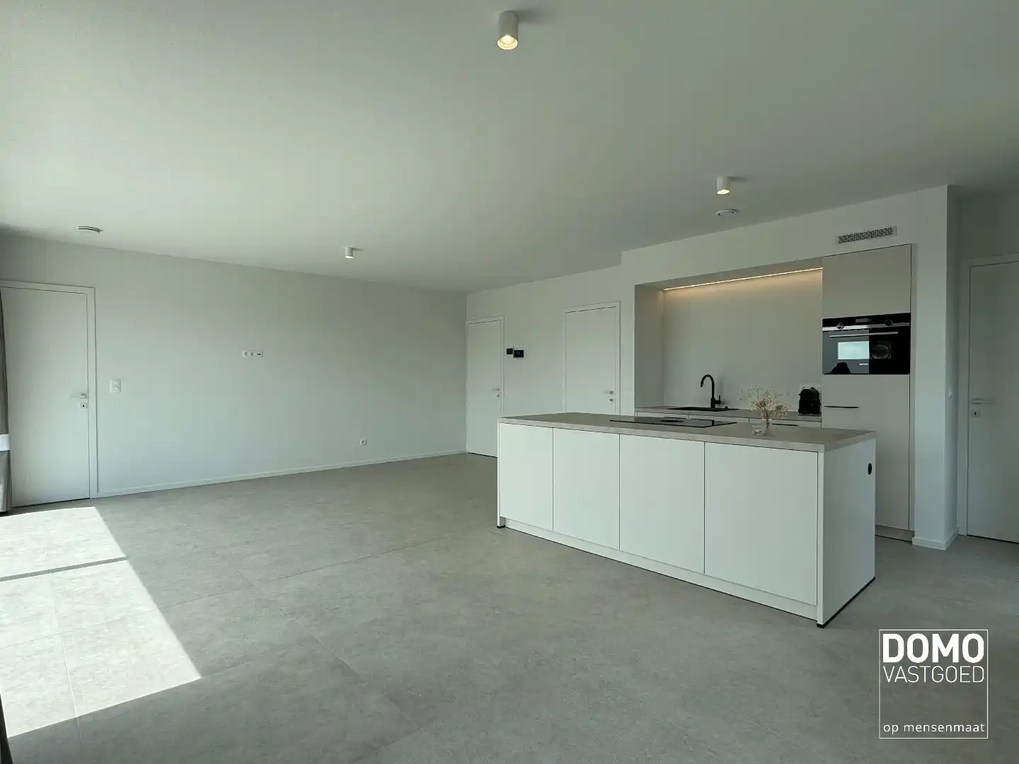 PENTHOUSE MET 2 SLAAPKAMERS, RUIM TERRAS EN AUTOSTANDPLAATS TE KERMT foto 3