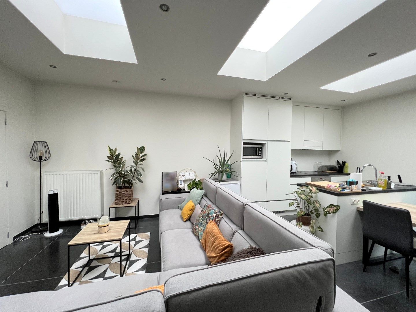 GELIJKVLOERS 1-SLAAPKAMER APPARTEMENT MET TERRAS IN CENTRUM IEPER foto 5