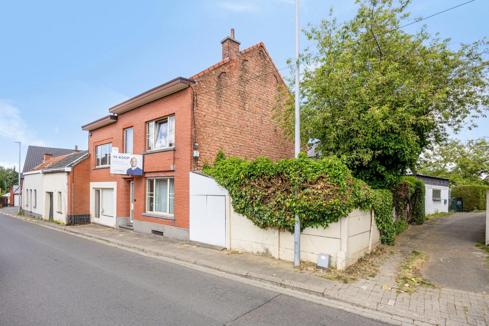 Hoofdfoto van de publicatie: Ruime gezinswoning met veelzijdige indeling en tuin in de Platte Lostraat – EPC 697 kWh/m² – bewoonbare oppervlakte 259 m²