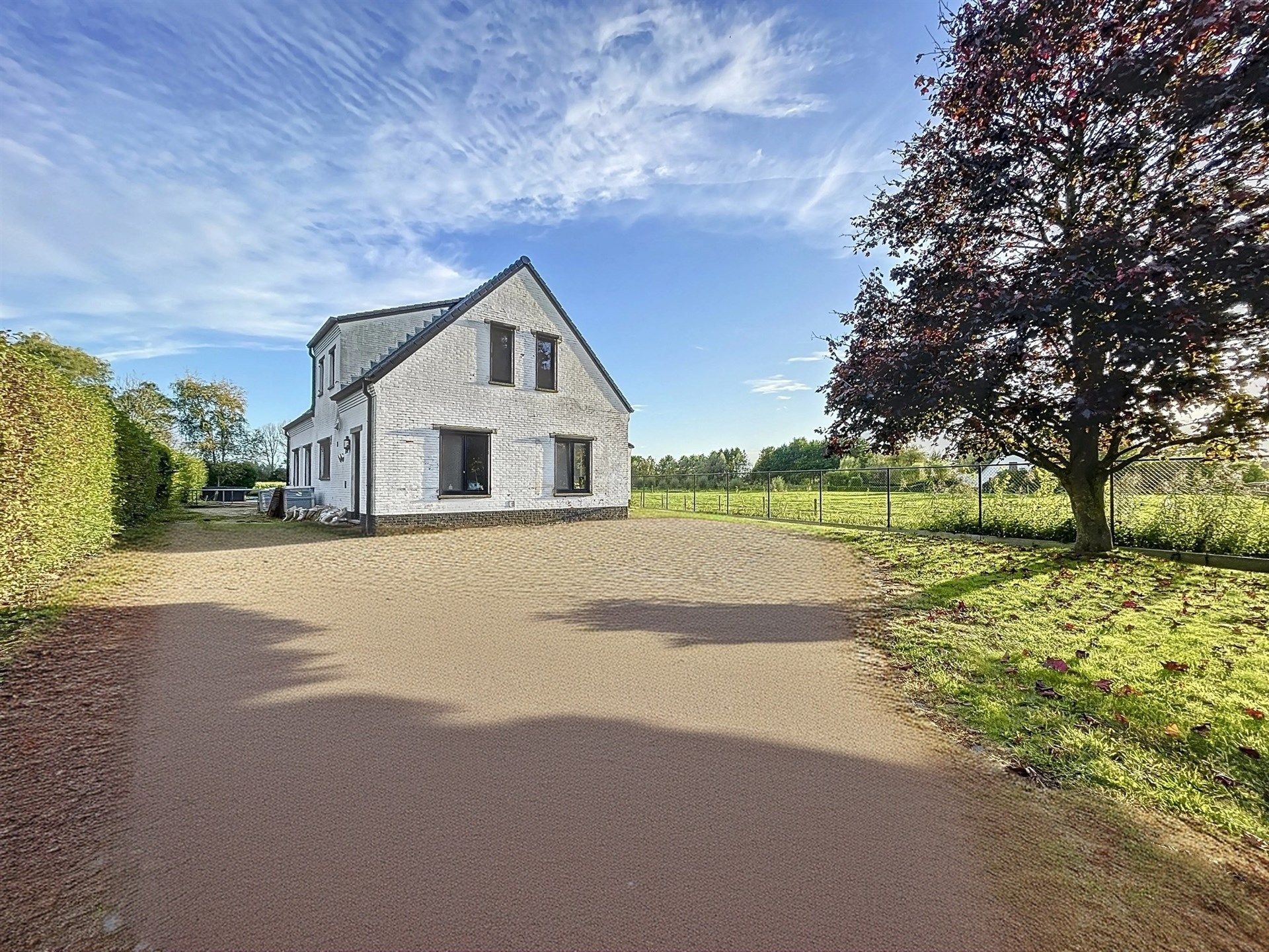 Open bebouwing in Waasmunster met garage en 4 slaapkamers op perceel van 2594m² foto {{pictureIndex}}